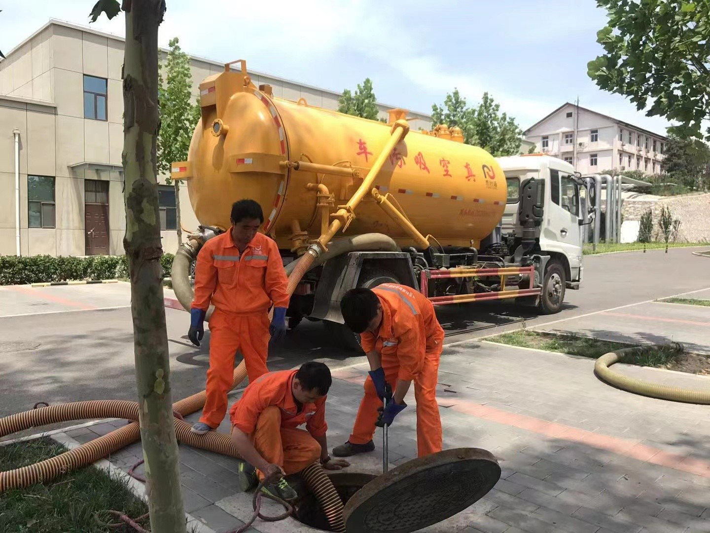 苏仙管道疏通车停在窨井附近