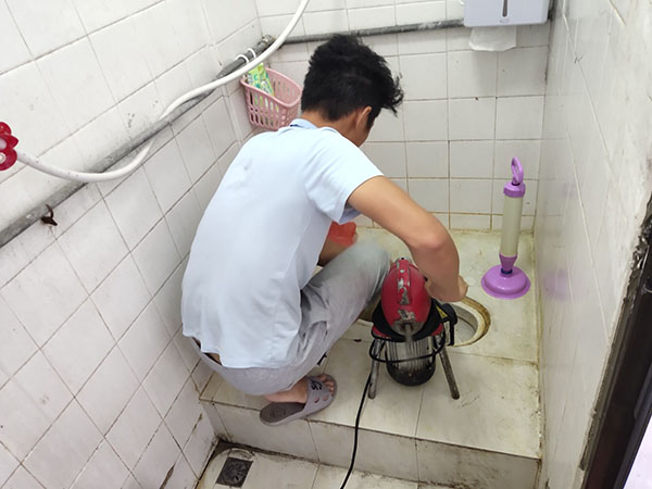 苏仙肥皂掉到马桶里把马桶堵住了怎么办？马桶堵住了怎么办