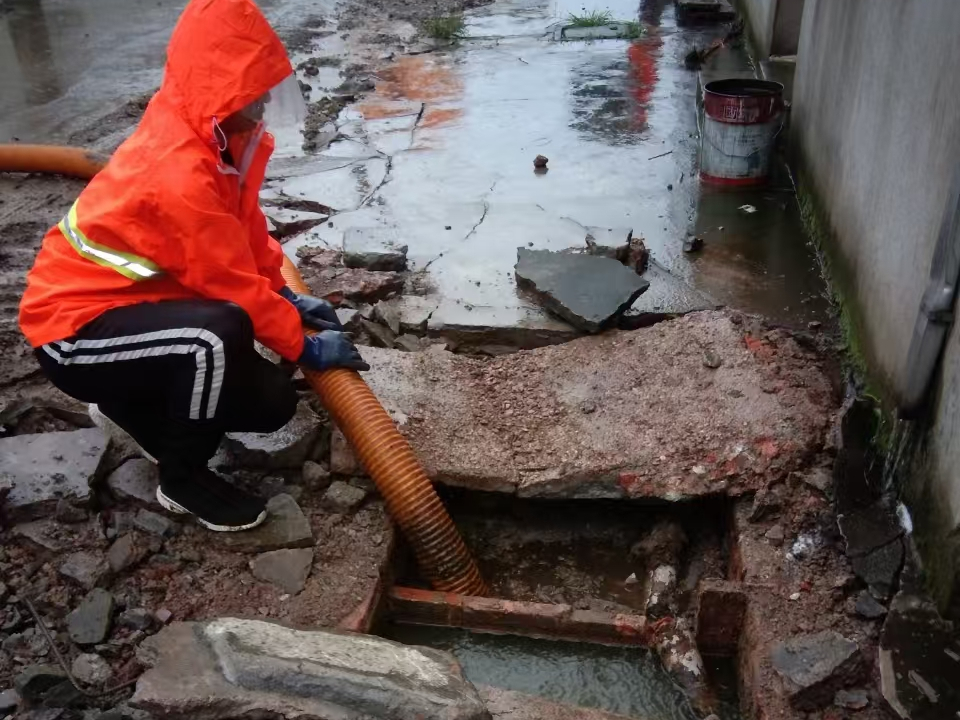 苏仙专业清理污水池 炜誉市政以规范流程守护城市 “肠道”